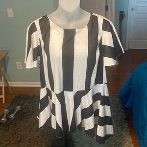 NWT LANE BRYANT BLACK & WHITE SHORT SLEEVE ASYMMETRIC TOP
